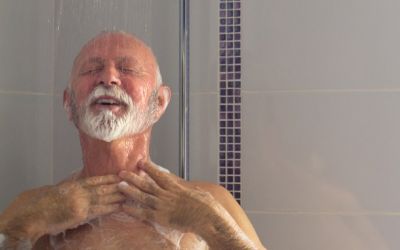 Anziano sotto la doccia
